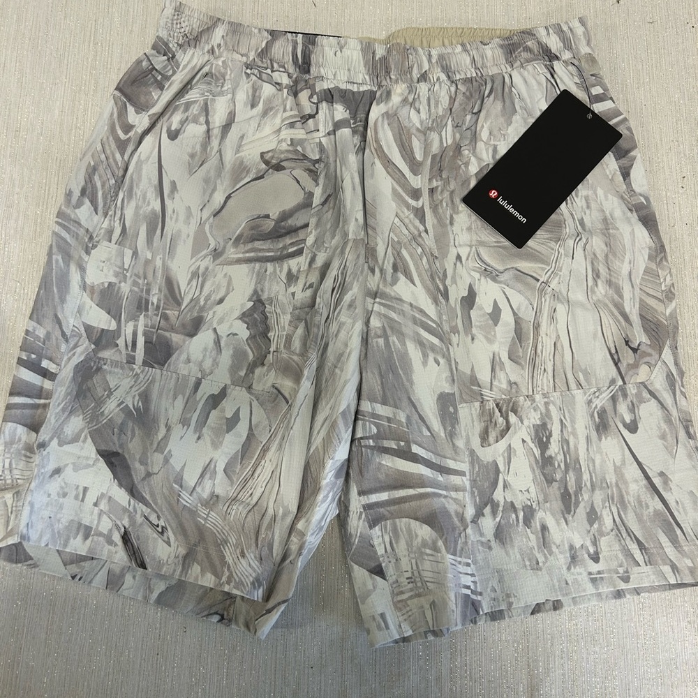 Lululemon Men’s Bowline Shorts 8 inch Medium white/light gray. New with tags
